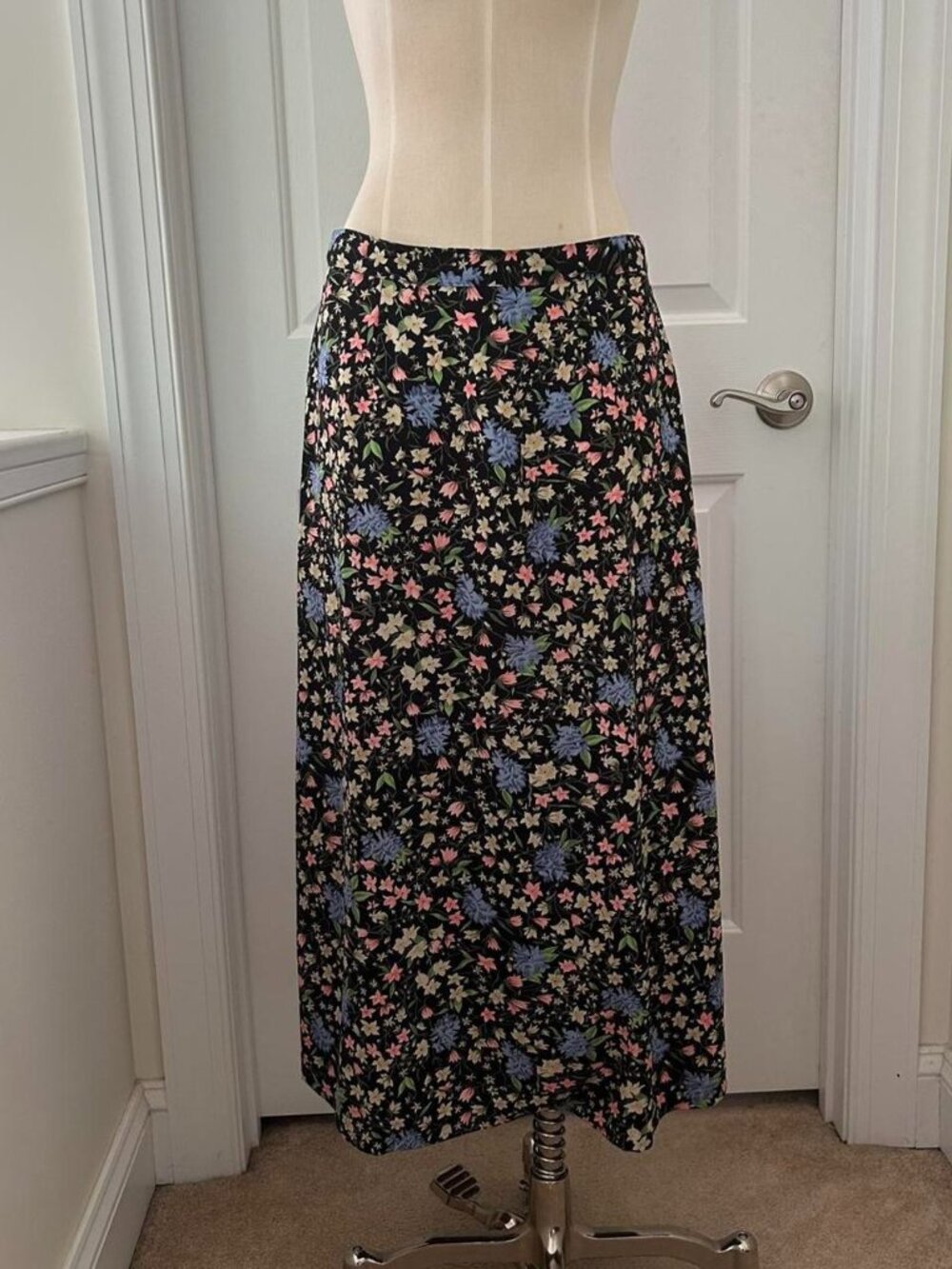 Sag Harbor black floral midi skirt with elastic waistband and pockets